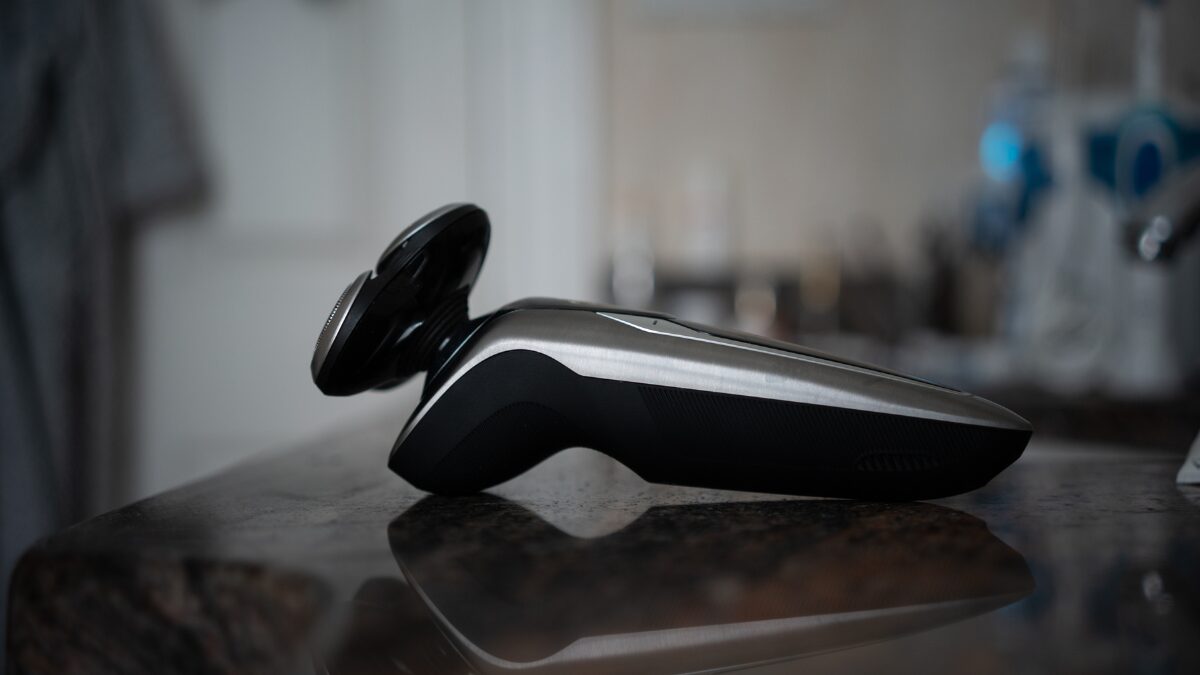 シェーバーがデスクに置いてある画像