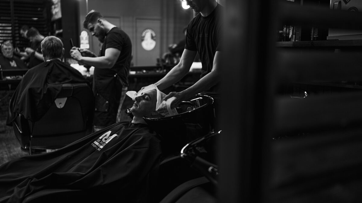 理容室でグルーミングしてもらっている男性