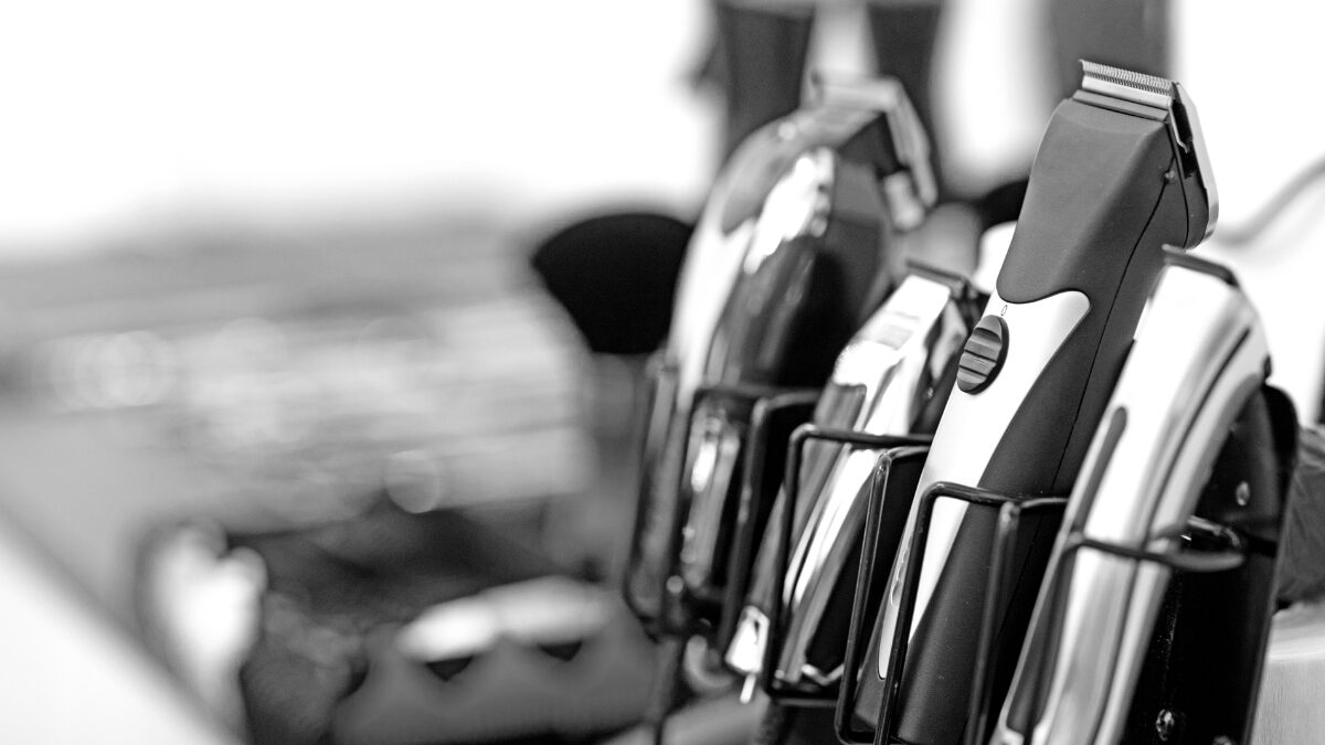 シェーバーが並んでいりる画像　モノクロ