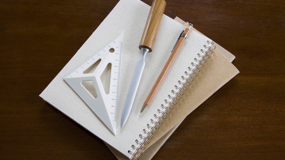 洗練された文房具がデスクに置いてある様子