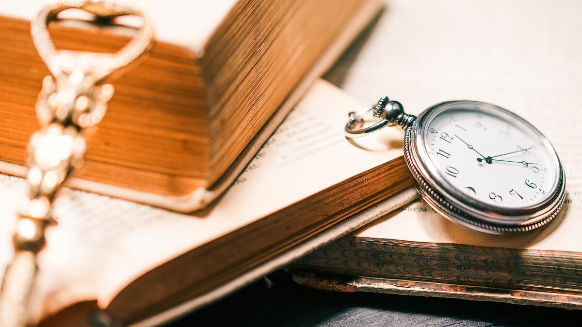 高級でアンティークなペーパーナイフがデスクに置いてある画像