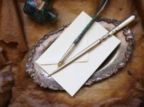 高級なペーパーナイフがデスクに置いてある画像