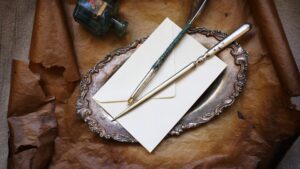 高級なペーパーナイフがデスクに置いてある画像