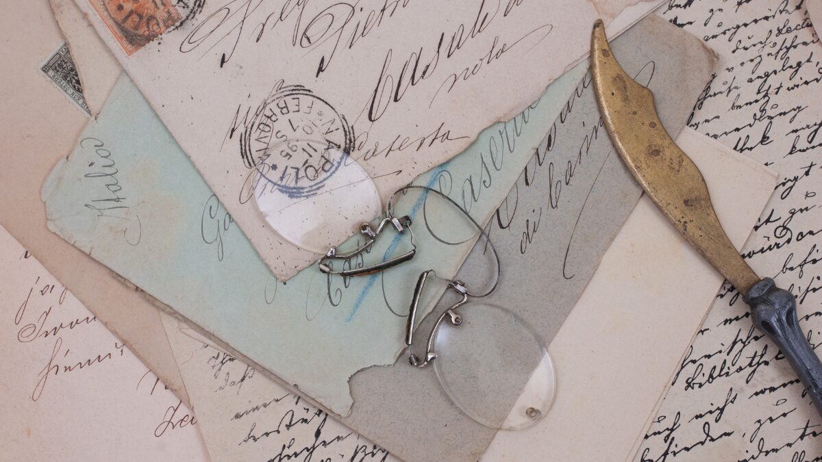 ペーパーナイフと手紙が置いてある様子